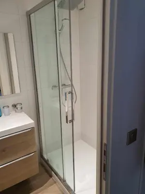 Salle de bains dans l'établissement Charment appartement à Golfe Juan