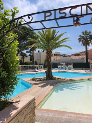 Piscine de l'établissement Charment appartement à Golfe Juan ou située à proximité