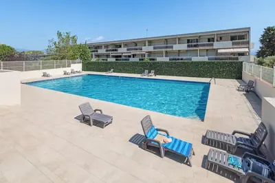 Piscine de l'établissement Vue Exceptionnelle Mer et Montagne , Piscine et Tennis ou située à proximité