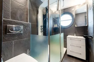 Salle de bains dans l'établissement 2P Cannes Au calme Esprit bord de mer