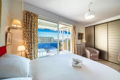 Un ou plusieurs lits dans un hébergement de l'établissement Appartement 3 pièces en dernier étage à proximité de la Croisette