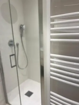 Salle de bains dans l'établissement Armenonvillecannes