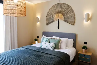 Un ou plusieurs lits dans un hébergement de l'établissement Suite Cigale Verte avec terrasse et patio à Antibes