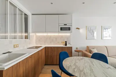 Cuisine ou kitchenette dans l'établissement Soleil d'Or 2 min des plages , Centre Juan Les Pins