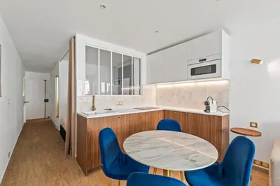 Cuisine ou kitchenette dans l'établissement Soleil d'Or 2 min des plages , Centre Juan Les Pins