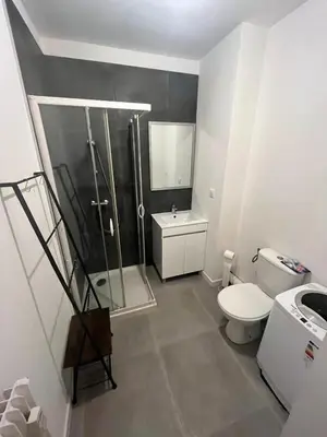 Salle de bains dans l'établissement New accommodation with balcony and parking