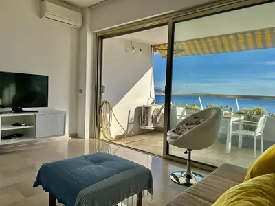 Télévision ou salle de divertissement dans l'établissement Appartement Contemporain 2 Pièces – Villeneuve-Loubet Plage - FR-1-252A-139