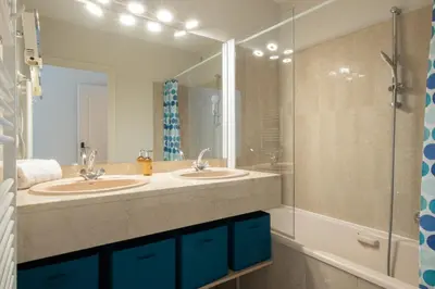 Salle de bains dans l'établissement 3P et rez-de-jardin en résidence avec piscine proche centre