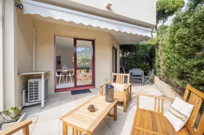 Coin salon dans l'établissement 3P et rez-de-jardin en résidence avec piscine proche centre
