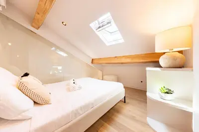 Un ou plusieurs lits dans un hébergement de l'établissement Picasso 2 Elegant duplex - Master suite, 2 bathrooms, 3 rooms