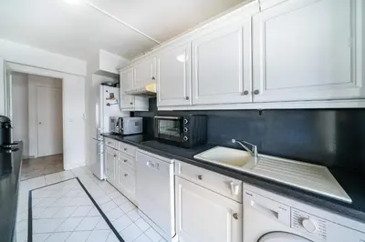Cuisine ou kitchenette dans l'établissement Spacieux 2 pièces en plein centre-ville de Cannes