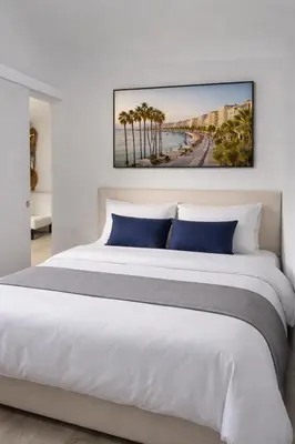 Un ou plusieurs lits dans un hébergement de l'établissement LIONS Apartment with Quiet Terrace Walk to Croisette & Beaches, Central Cannes