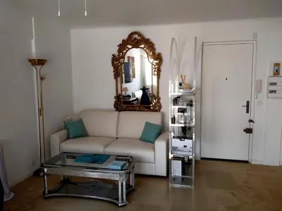 Coin salon dans l'établissement LIONS Apartment with Quiet Terrace Walk to Croisette & Beaches, Central Cannes