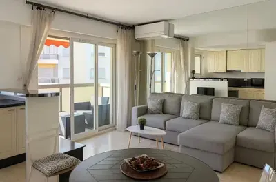 Cuisine ou kitchenette dans l'établissement Appartement rue D'antibes