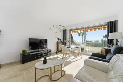 Télévision ou salle de divertissement dans l'établissement La Rose des Vents - Cannes