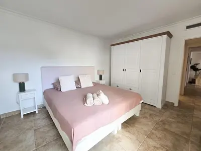 Un ou plusieurs lits dans un hébergement de l'établissement 86m2, spacieux, 2 chambres, à 1 min de la plage