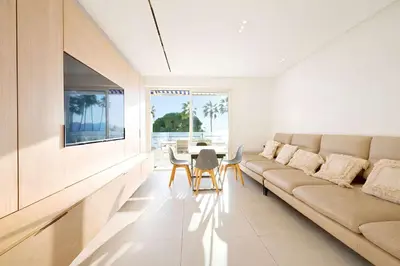 Coin salon dans l'établissement Prestige Croisette - Apartment with Panoramic Terrace and Sea View in Cannes