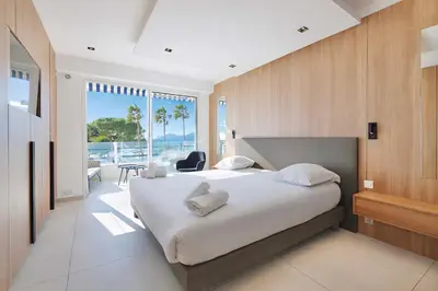 Un ou plusieurs lits dans un hébergement de l'établissement Reflet Croisette - Luxury Apartment with Terrace and Sea View