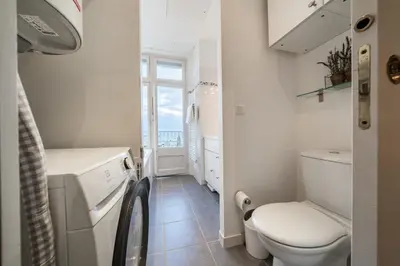 Salle de bains dans l'établissement COZYSTAY Élégant Appartement 3 Pièces dans le Quartier de La Californie