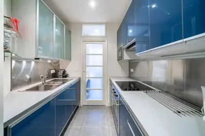 Cuisine ou kitchenette dans l'établissement COZYSTAY Élégant Appartement 3 Pièces dans le Quartier de La Californie