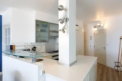 Cuisine ou kitchenette dans l'établissement Juan les pins Vue sur lAzur