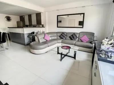 Coin salon dans l'établissement Luxueux appartements idéalement situés en plein centre ville de Cannes