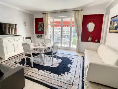 Coin salon dans l'établissement Appartements Cannes Centre : Rond Point Duboys d'Angers