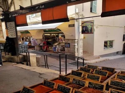 Restaurant ou autre lieu de restauration dans l'établissement Apartment in the center of Antibes