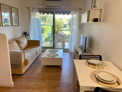 Coin salon dans l'établissement Apartment with garden and pool access