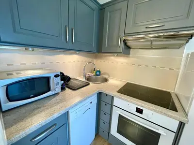 Cuisine ou kitchenette dans l'établissement Apartment with garden and pool access