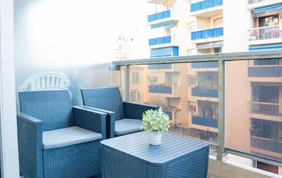 Coin salon dans l'établissement Sublime 2p - 10 min near beaches - Air conditioning - Garage