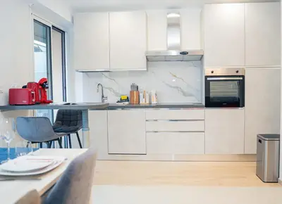 Cuisine ou kitchenette dans l'établissement Sublime 2p - 10 min near beaches - Air conditioning - Garage