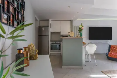 Cuisine ou kitchenette dans l'établissement Louison balcony, quiet area, 7mn from beach