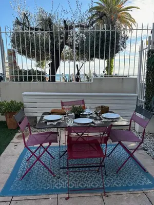 Balcon ou terrasse dans l'établissement Charmant T2 - jardin - face à la mer -Vallauris-Golf-Juan