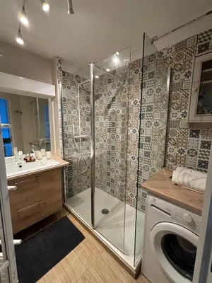 Salle de bains dans l'établissement Charmant T2 - jardin - face à la mer -Vallauris-Golf-Juan