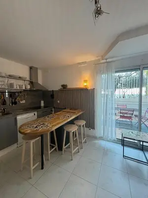 Cuisine ou kitchenette dans l'établissement Charmant T2 - jardin - face à la mer -Vallauris-Golf-Juan