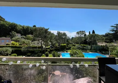 Piscine de l'établissement Studio lumineux avec terrasse & piscine ou située à proximité