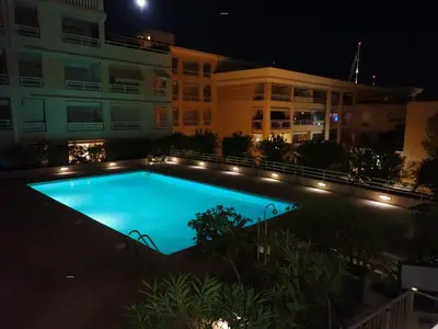 Piscine de l'établissement Escapade cote d'azur T1 pour 4 avec piscine & garage lumineux à golfe-juan ou située à proximité