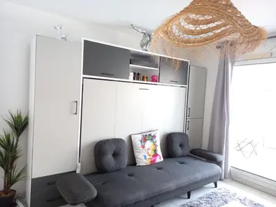 Coin salon dans l'établissement Escapade cote d'azur T1 pour 4 avec piscine & garage lumineux à golfe-juan