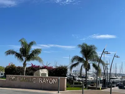 Vue générale sur la mer ou vue sur la mer prise depuis l'appartement