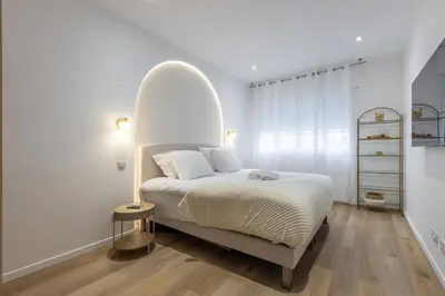 Un ou plusieurs lits dans un hébergement de l'établissement LB Vacation Rentals I Fully Renovated Apt Min from Palais - Beach