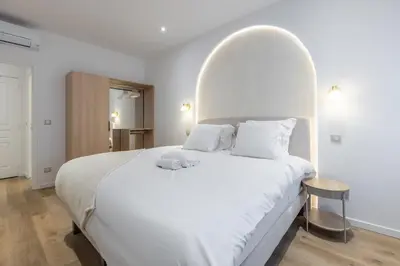 Un ou plusieurs lits dans un hébergement de l'établissement LB Vacation Rentals I Fully Renovated Apt Min from Palais - Beach