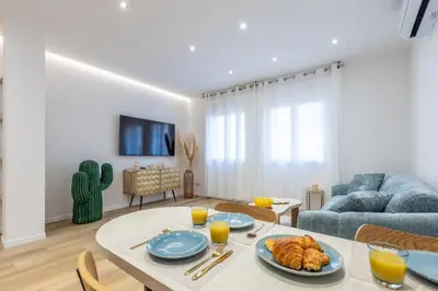 Coin salon dans l'établissement LB Vacation Rentals I Fully Renovated Apt Min from Palais - Beach