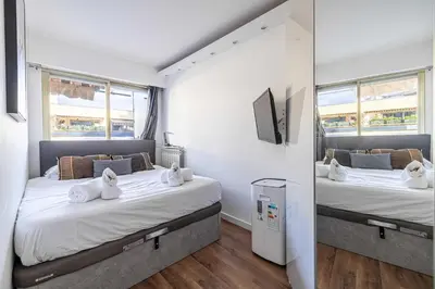 Un ou plusieurs lits dans un hébergement de l'établissement Apt with terrace and sea view 2min from the beach