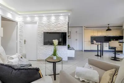 Cuisine ou kitchenette dans l'établissement Apt with terrace and sea view 2min from the beach