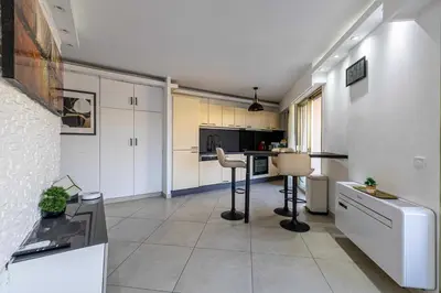 Cuisine ou kitchenette dans l'établissement Apt with terrace and sea view 2min from the beach