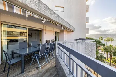 Balcon ou terrasse dans l'établissement Apt with terrace and sea view 2min from the beach
