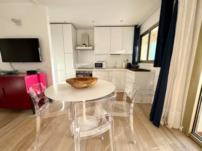 Cuisine ou kitchenette dans l'établissement Bright cocoon with quiet terrace