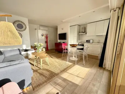 Cuisine ou kitchenette dans l'établissement Bright cocoon with quiet terrace