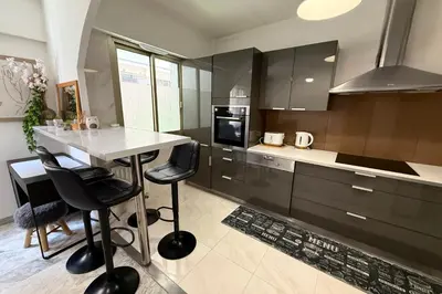Cuisine ou kitchenette dans l'établissement Juan Les Pins proximité mer appartement 4 personnes